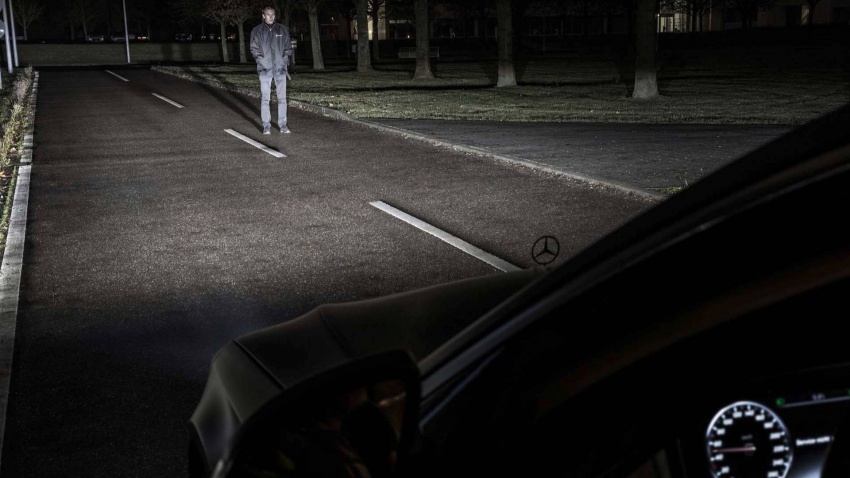 Mercedes-Maybach S-Class tampil lampu hadapan digital yang mampu memancarkan simbol pada jalan 786336