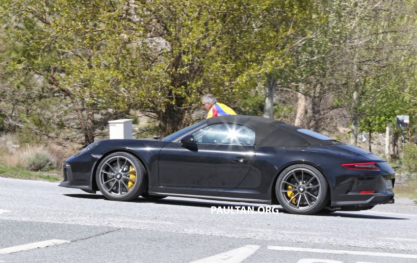 SPYSHOTS: Porsche 911 Speedster spotted in the wild Image #819696