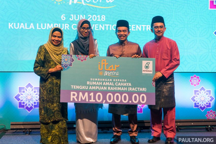 Petronas and customers donate RM50k to charities 824717