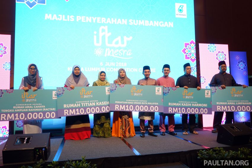 Petronas beri sumbangan RM50k kepada lima rumah kebajikan, hasil daripada kutipan jualan Iftar@Mesra 824727