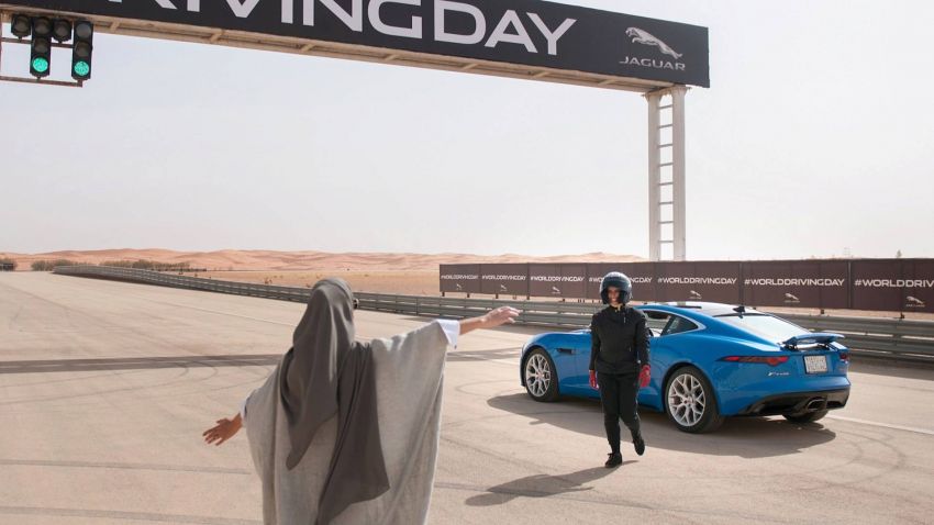 Aseel Al Hamad ‘sesah’ Jaguar F-Type di litar sempena wanita dibenarkan untuk memandu di Arab Saudi 830710