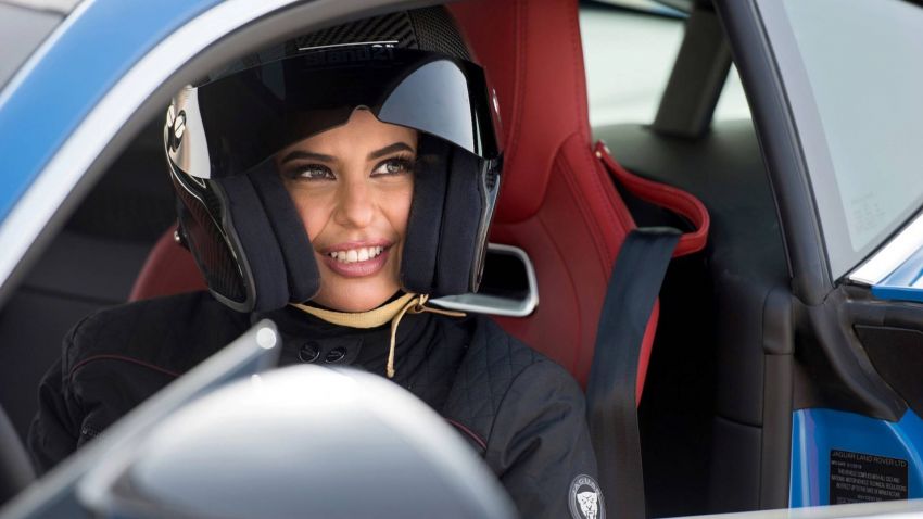 Aseel Al Hamad ‘sesah’ Jaguar F-Type di litar sempena wanita dibenarkan untuk memandu di Arab Saudi 830703