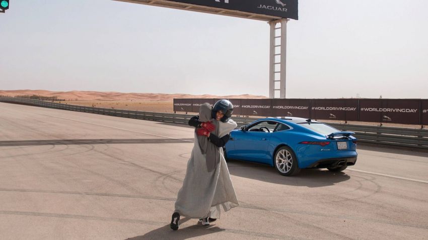 Aseel Al Hamad ‘sesah’ Jaguar F-Type di litar sempena wanita dibenarkan untuk memandu di Arab Saudi 830708