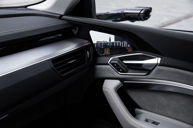 Audi e-tron – bahagian dalam disiar, cermin sisi digital