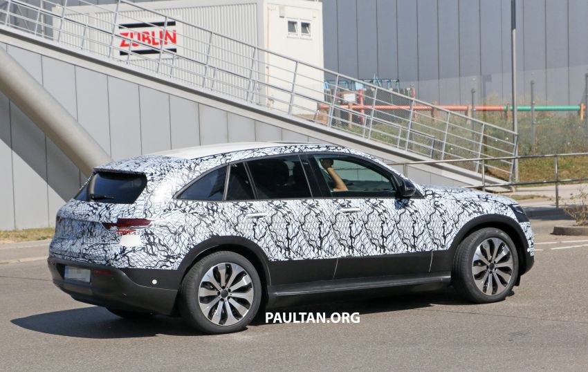 Mercedes-Benz EQC completes final round of hot weather testing, interior partially shown in spyshots 852916