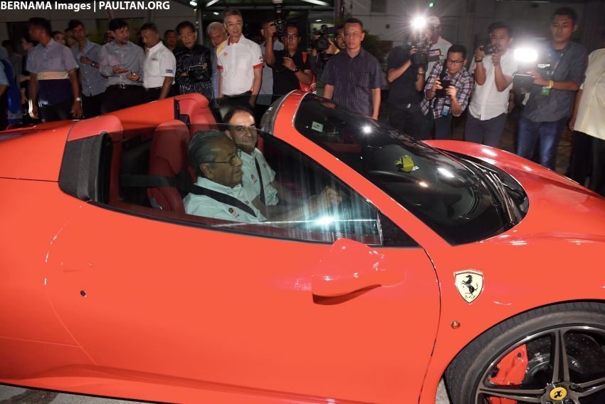 Tun Mahathir cuba lampu malam di SIC menaiki Ferrari 845901