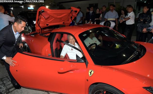 Tun Mahathir cuba lampu malam di SIC menaiki Ferrari