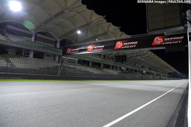 Tun Mahathir cuba lampu malam di SIC menaiki Ferrari