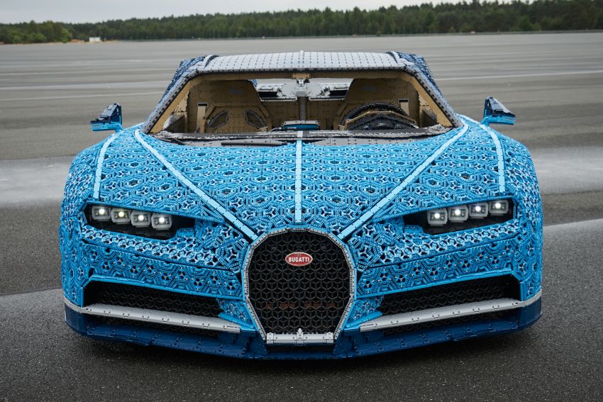 Lego built an epic, life-sized Bugatti Chiron that drives! 856969