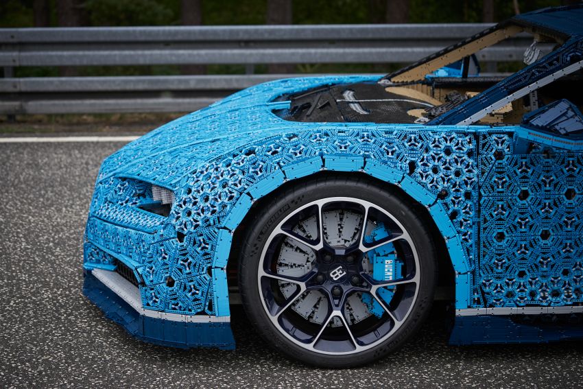Lego built an epic, life-sized Bugatti Chiron that drives! 856972