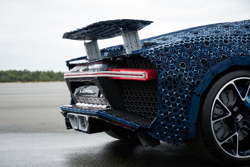 Lego built an epic, life-sized Bugatti Chiron that drives! 856980
