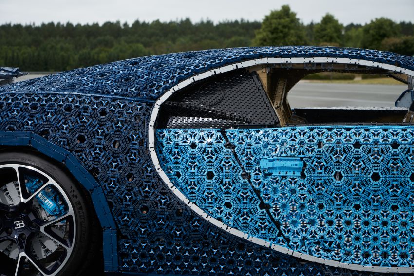Lego built an epic, life-sized Bugatti Chiron that drives! 856987