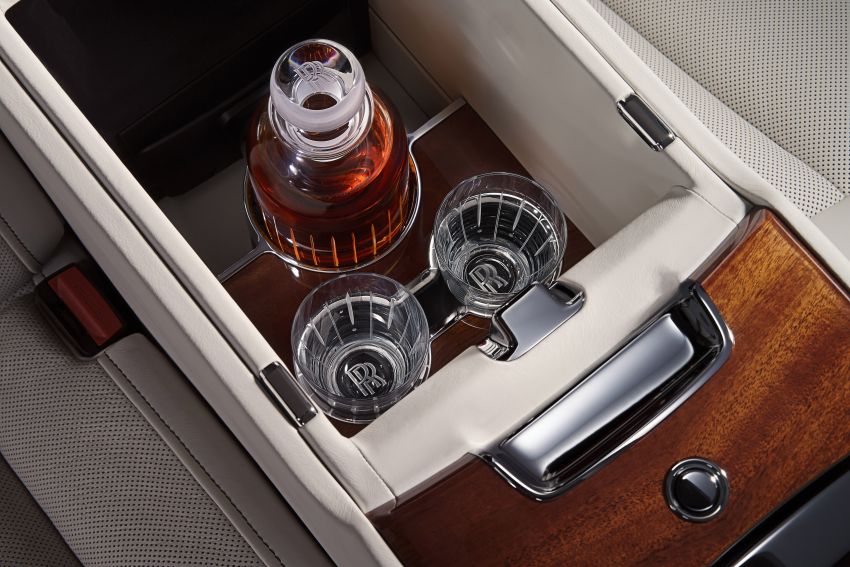 Rolls-Royce introduces Privacy Suite for the Extended Wheelbase Phantom – it’s a soundproof rear cabin! 857188