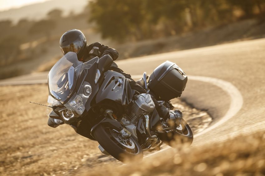2019 BMW Motorrad R 1250 GS and R 1250 RT shown 862060