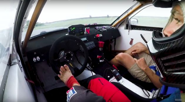 VIDEO: Bartosz Ostałowski – Drifter professional Poland tanpa tangan dengan Nissan Skyline R34 V8