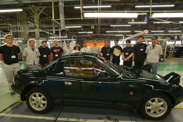 Mazda MX-5 generasi NA pertama siap direstorasi oleh Mazda – kunci kini diserah semula kepada pemilik