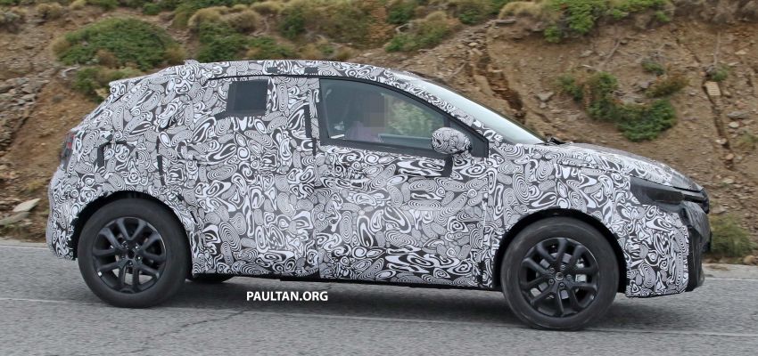 SPYSHOTS: Renault Clio-based crossover spotted 864185