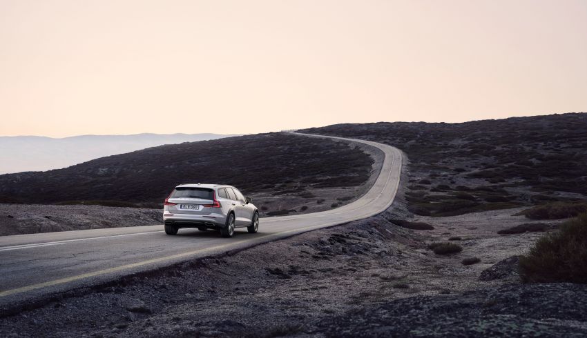 Volvo V60 Cross Country didedahkan secara rasmi- wagon keluarga ‘rentas desa’ generasi baharu 865012