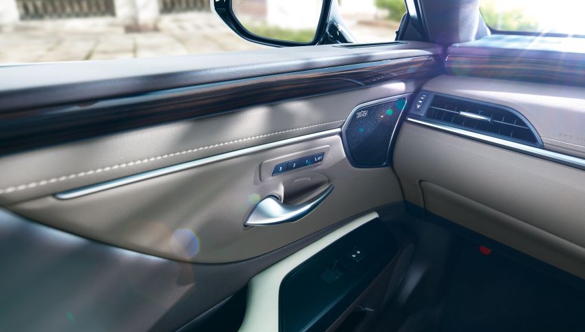 Lexus ES 2019 dilancar di Jepun – kamera pandangan-sisi pertama di dunia, ES 300h hybrid, RM216k-RM259k 878956