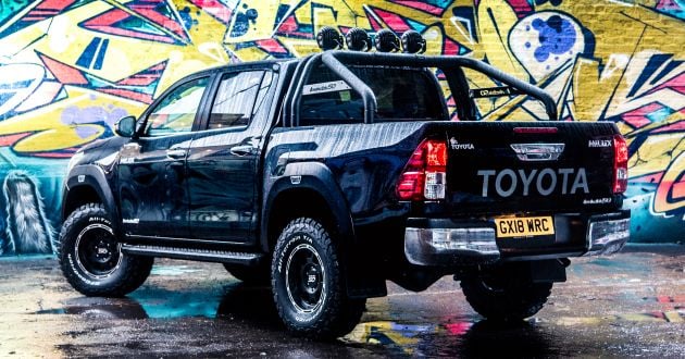 Toyota Hilux Invincible 50 – rai ulangtahun ke-50 tahun Hilux, dibina hanya 50 unit, untuk pasaran UK sahaja