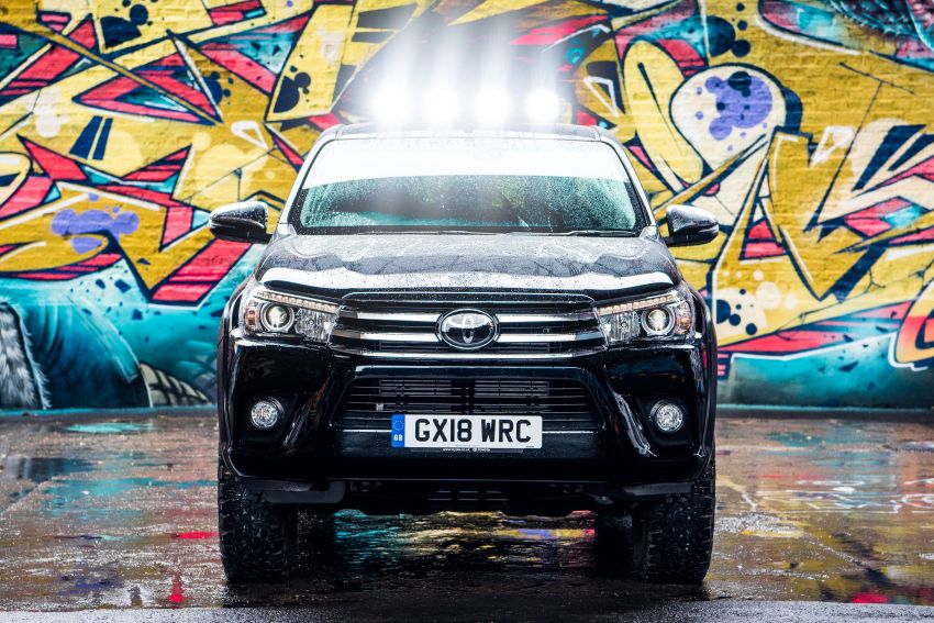 Toyota Hilux Invincible 50 – rai ulangtahun ke-50 tahun Hilux, dibina hanya 50 unit, untuk pasaran UK sahaja 876774