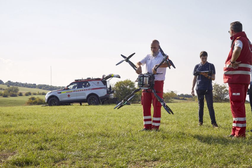 Land Rover SVO debuts bespoke Red Cross Discovery 867900