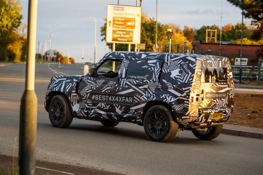 Next-generation Land Rover Defender spotted testing 870131