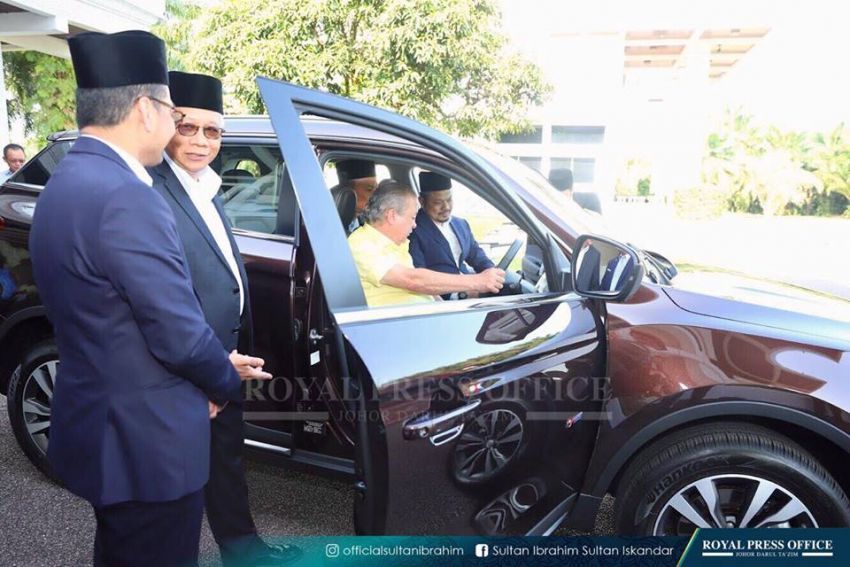 Sultan Johor dekati dan pandu uji SUV Proton X70 870860