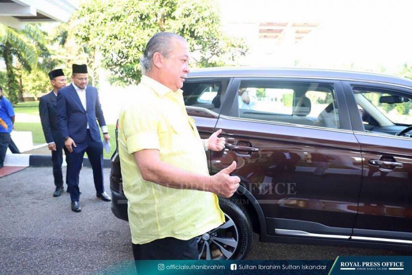Sultan Johor dekati dan pandu uji SUV Proton X70 870851