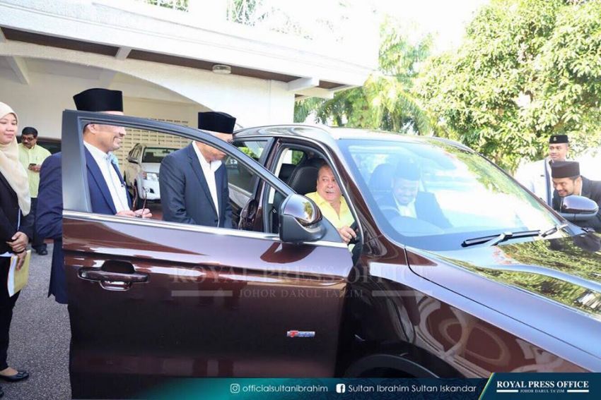Sultan Johor dekati dan pandu uji SUV Proton X70 870852