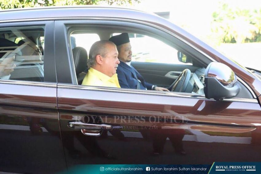 Sultan Johor dekati dan pandu uji SUV Proton X70 870853