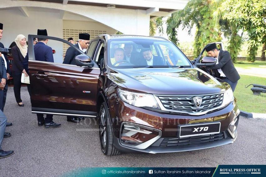 Sultan Johor dekati dan pandu uji SUV Proton X70 870857