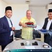 Sultan Johor dekati dan pandu uji SUV Proton X70