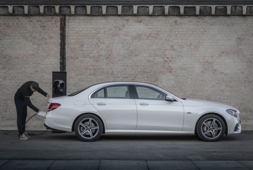 Mercedes-Benz E300e, E300de W213 diperkenalkan – model plug-in hybrid baharu; 320 PS, 1.6 l/100 km 872394