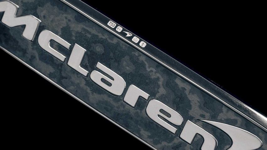 McLaren Speedtail – pilihan lencana dari emas 18-karat 876293