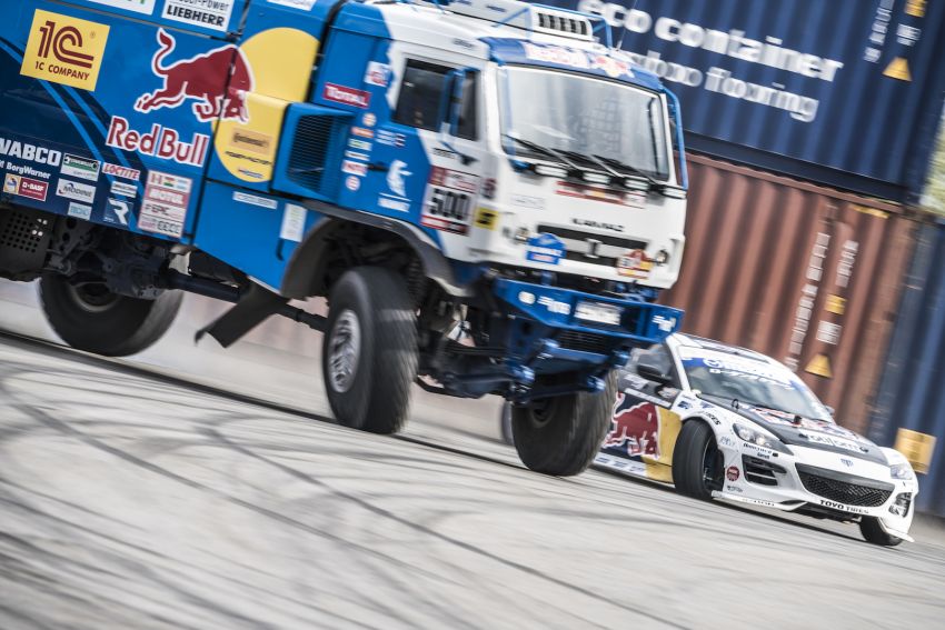 VIDEO: <em>Tandem drift</em>  Mazda RX8 Mad Mike dan trak Kamaz Rali Dakar dengan berat sembilan-tan, 1000 hp! 890446