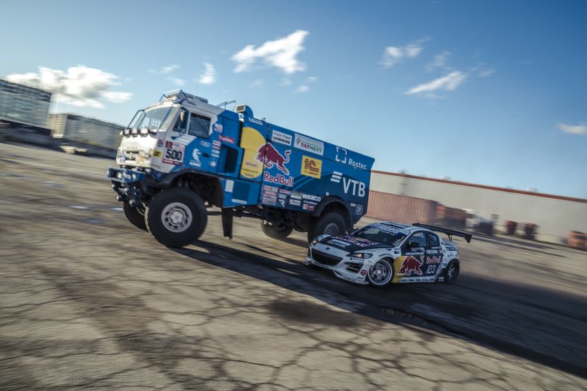 VIDEO: <em>Tandem drift</em>  Mazda RX8 Mad Mike dan trak Kamaz Rali Dakar dengan berat sembilan-tan, 1000 hp! 890445