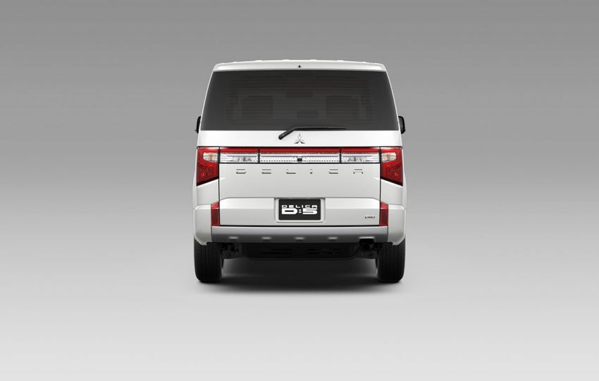 Mitsubishi Delica D:5 makes Japanese market debut 893676