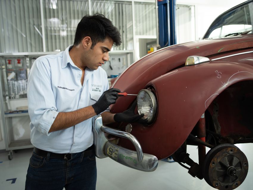 Volkswagen restores a 73-year old woman’s Beetle which she has owned for over five decades for free 901886