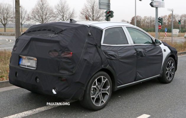 SPYSHOTS: Kia Ceed crossover gets rugged looks