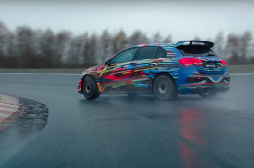 Mercedes-AMG A45 – video <em>teaser</em> disiar, boleh drift! 904462