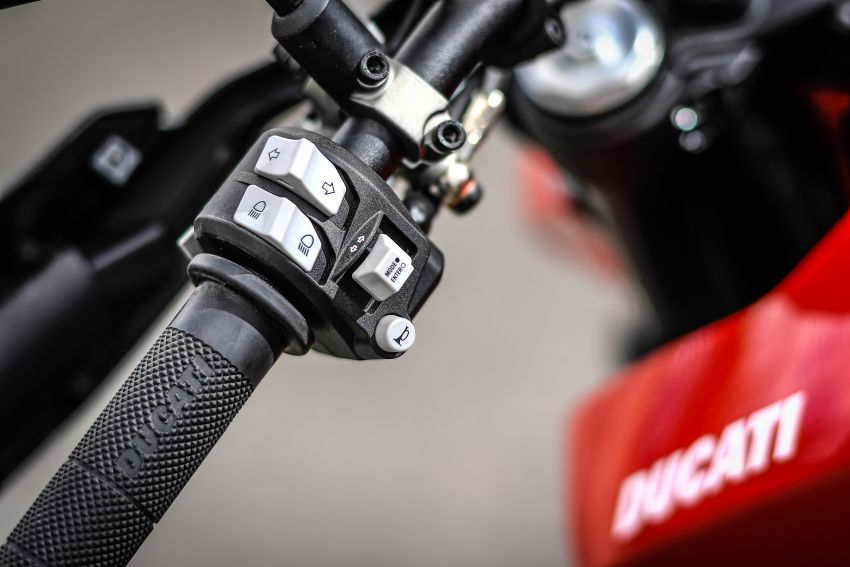 Ducati Hypermotard 950 – perubahan utama generasi ketiga berbanding Hypermotard 939 generasi pertama 920018