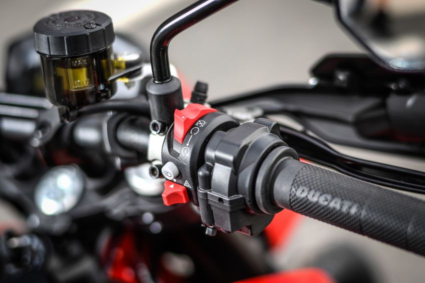 Ducati Hypermotard 950 – perubahan utama generasi ketiga berbanding Hypermotard 939 generasi pertama 920019