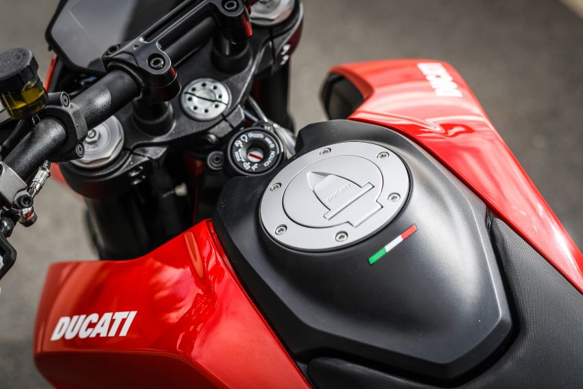 Ducati Hypermotard 950 – perubahan utama generasi ketiga berbanding Hypermotard 939 generasi pertama 920021
