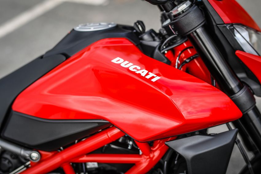 Ducati Hypermotard 950 – perubahan utama generasi ketiga berbanding Hypermotard 939 generasi pertama 920032