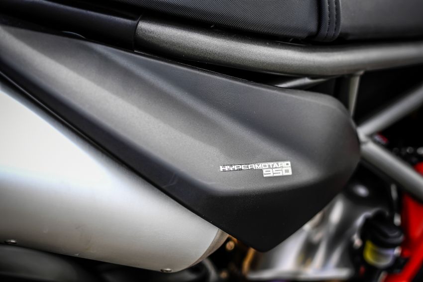 Ducati Hypermotard 950 – perubahan utama generasi ketiga berbanding Hypermotard 939 generasi pertama 920040