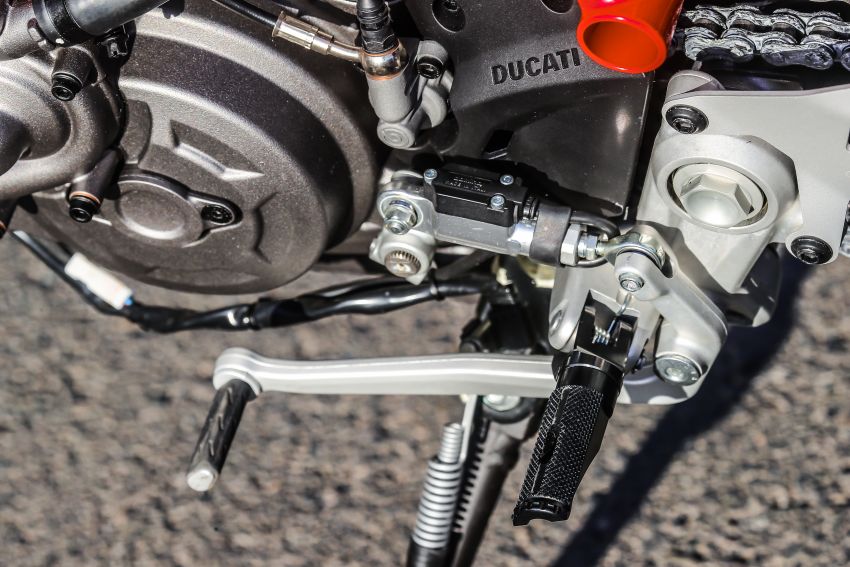 Ducati Hypermotard 950 – perubahan utama generasi ketiga berbanding Hypermotard 939 generasi pertama 920057