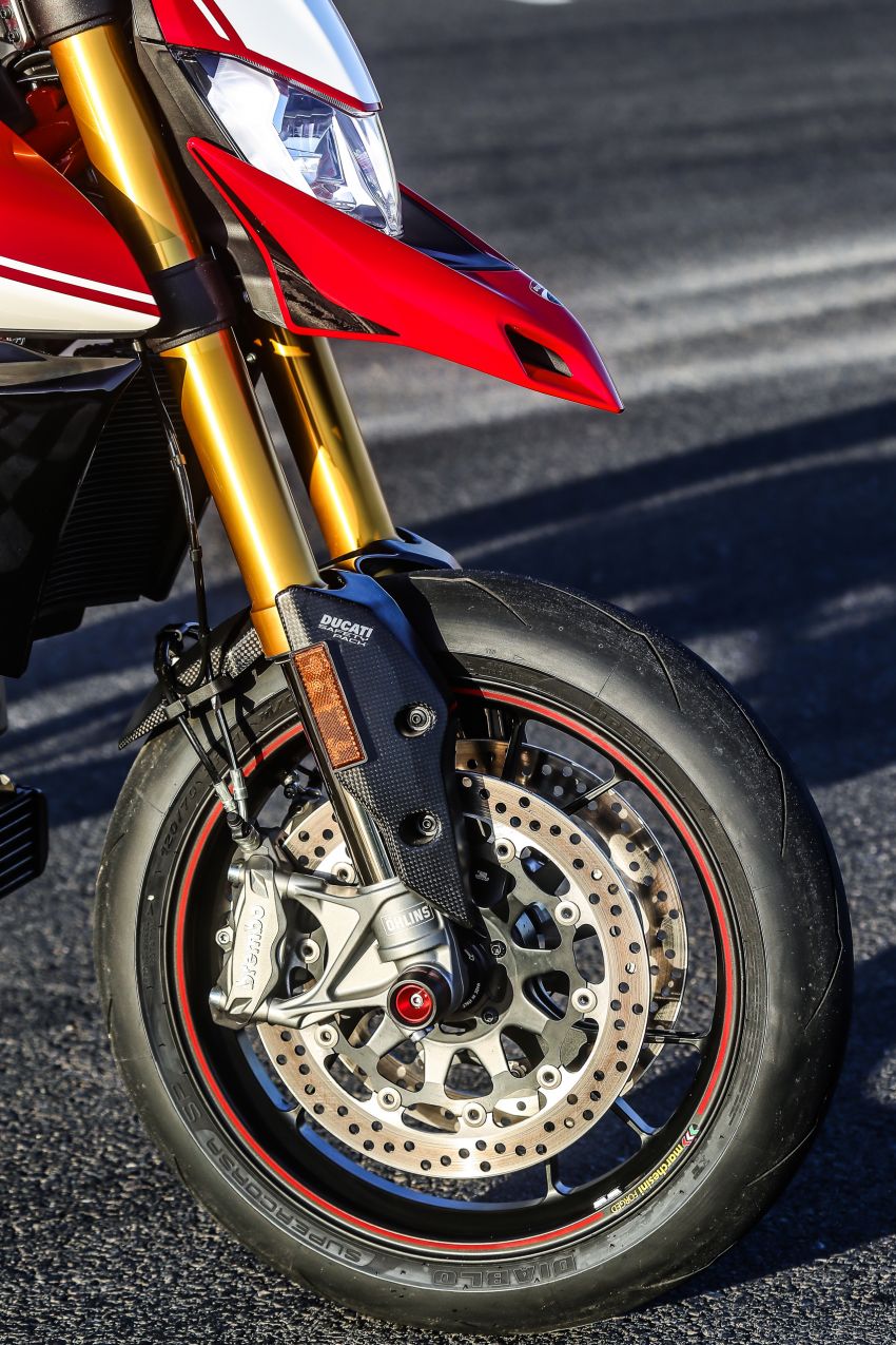 Ducati Hypermotard 950 – perubahan utama generasi ketiga berbanding Hypermotard 939 generasi pertama 920064
