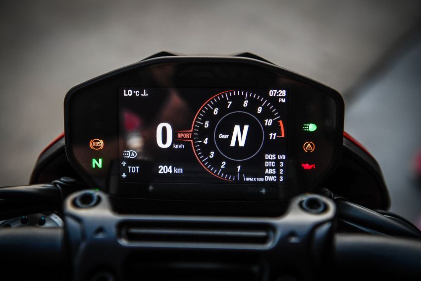 Ducati Hypermotard 950 – perubahan utama generasi ketiga berbanding Hypermotard 939 generasi pertama 920075