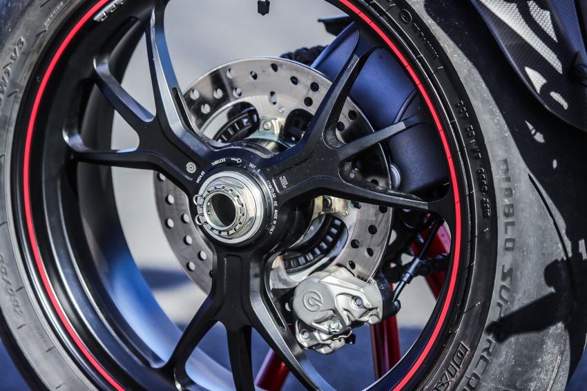 Ducati Hypermotard 950 – perubahan utama generasi ketiga berbanding Hypermotard 939 generasi pertama 920050